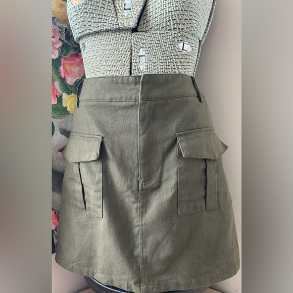 NWT KHAKI GREEN UTILITY SKIRT. FRONT POCKETS, SHIRRED ELASTIC BACK. - Picture 1 of 7